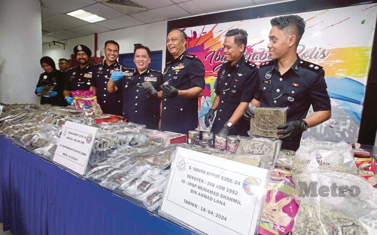 RUSDI (tengah) bersama menunjukkan dadah yang dirampas di IPD Cheras, Kuala Lumpur. FOTO Hairul Anuar Rahim