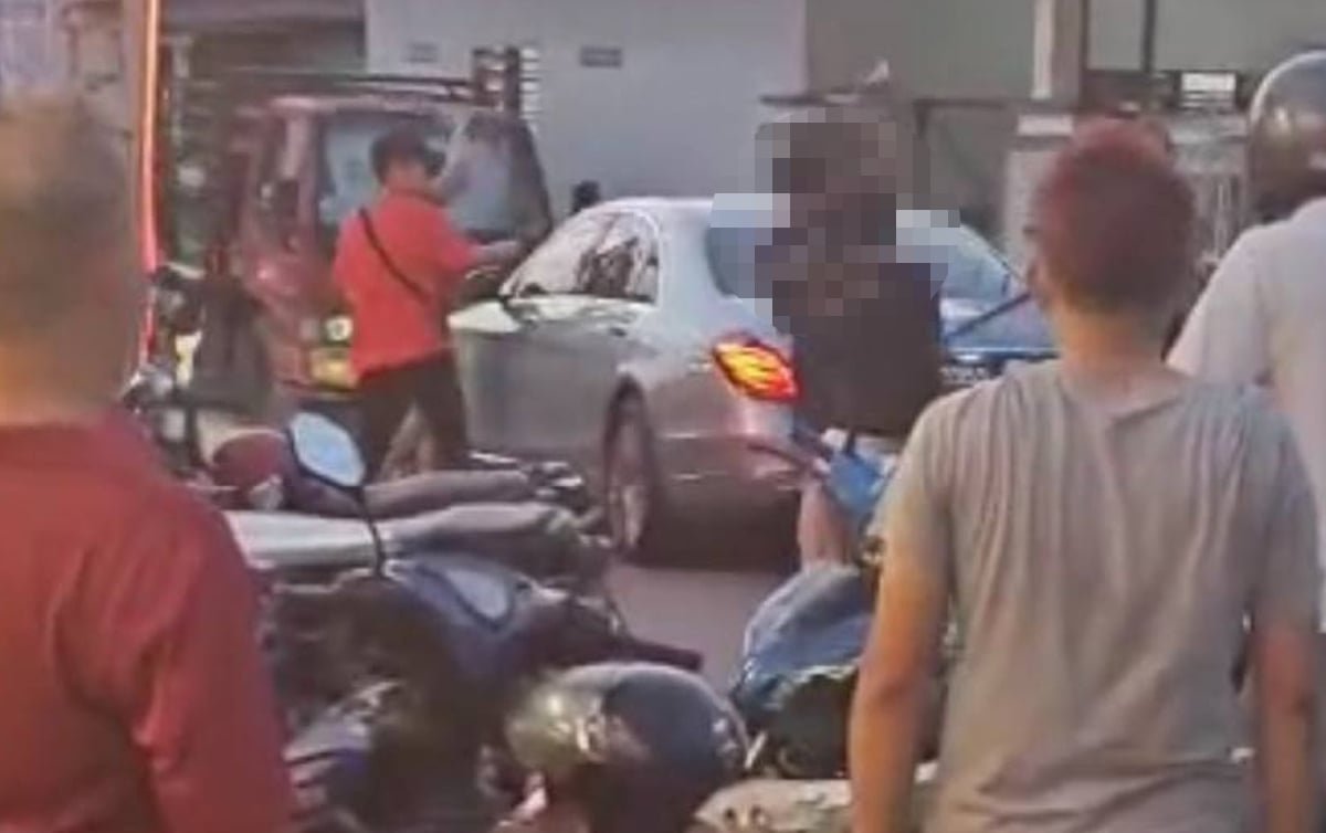 Tangkap layar kejadian memaparkan sekumpulan lelaki bersenjatakan parang merusuh dengan merosakkan sebuah kenderaan di hadapan sebuah premis di Jalan Raja Uda, Butterworth