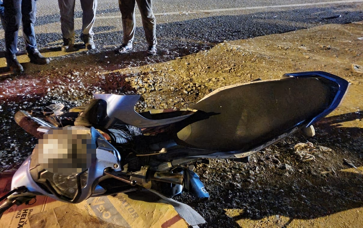 KEADAAN motosikal dinaiki tiga pelajar remuk selepas terbabit kemalangan dengan lori di simpang Taman Melor, Jalan Kuala Sungai Baru, semalam. FOTO ihsan PDRM