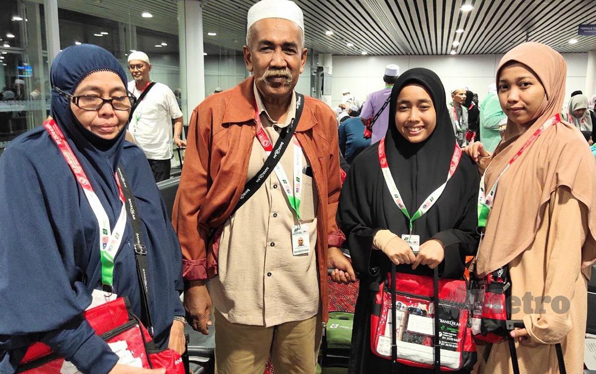SYUKRIAH (dua dari kanan) menjadi antara jemaah pertama haji Malaysia yang berlepas ke Tanah Suci dari KLIA semalam. FOTO Samadi Ahmad