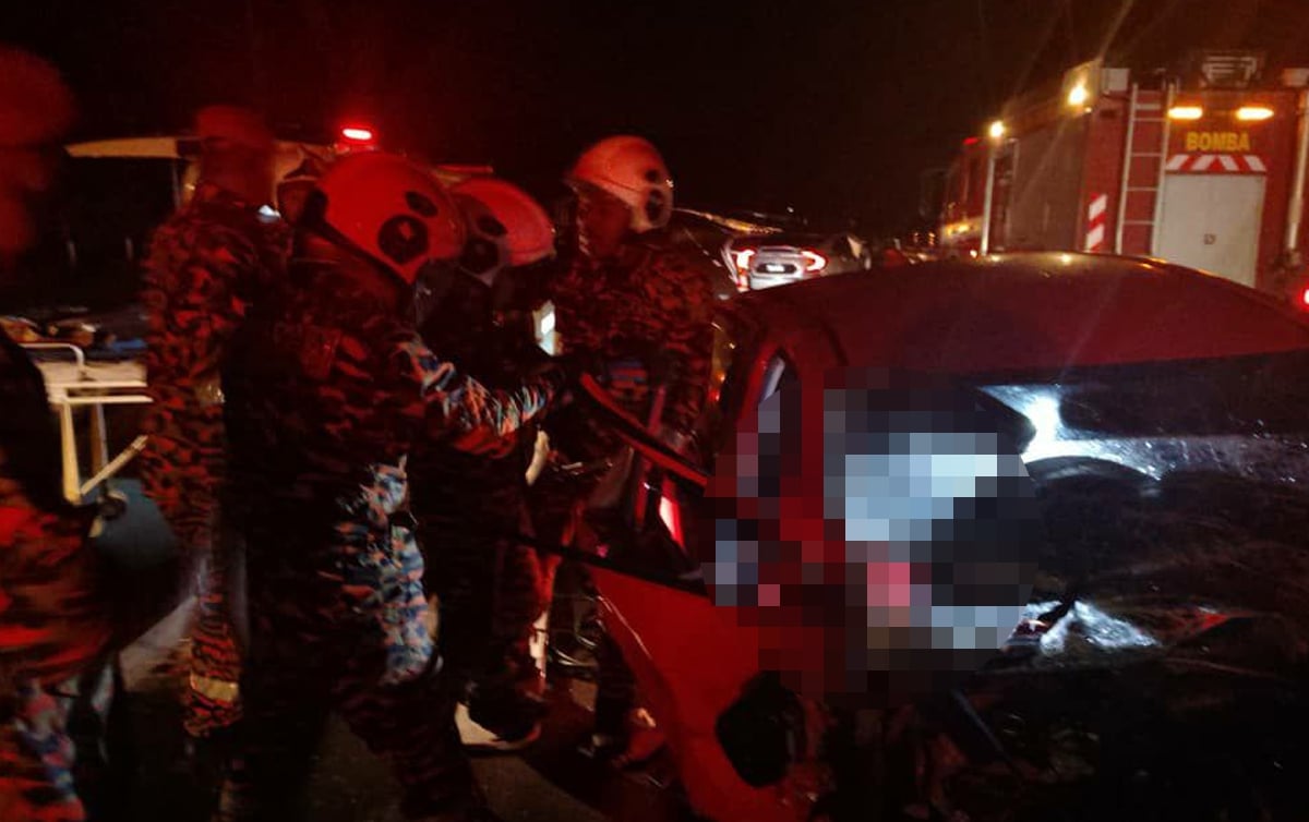 TIGA maut dalam kemalangan membabitkan dua kenderaan di WCE berhampiran Changkat Jering. FOTO ihsan BOMBA