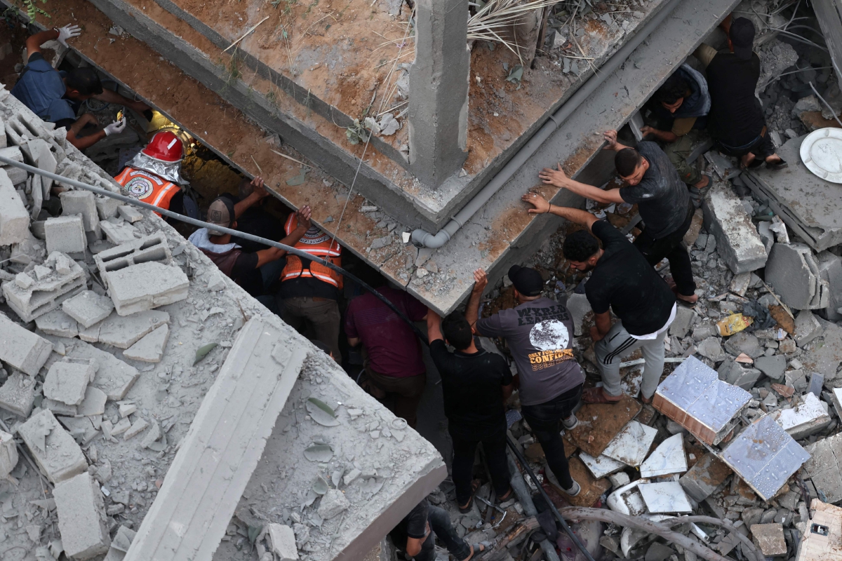 Penduduk Palestin mencari mangsa yang terselamat di tapak serangan Israel ke atas kejiranan Al-Daraj di Bandar Gaza . FOTO AFP