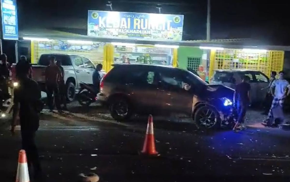 KEADAAN lokasi kemalangan membabitkan tiga kenderaan di Jalan Tanah Merah-Pasir Mas dekat Kampung Belimbing, malam tadi. FOTO Ihsan Pembaca