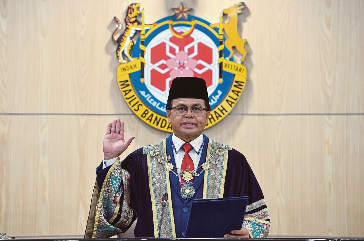 FAUZI mengangkat sumpah sebagai Datuk Bandar Shah Alam ke-12. FOTO Bernama