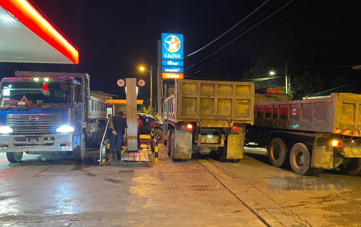 BEBERAPA buah lori sedang mengisi diesel sebelum harga bahan bakar itu dinaikkan semalam. FOTO Baharom Bakar