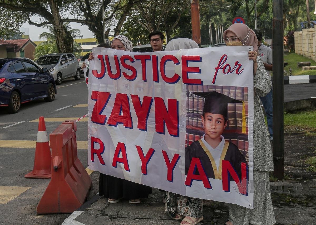 SEBAHAGIAN ahli keluarga kepada kanak-kanak autisme, Zayn Rayyan Abdul Matiin mula berkumpul menuntut keadilan diluar Mahkamah Majistrit Petaling Jaya. FOTO NSTP