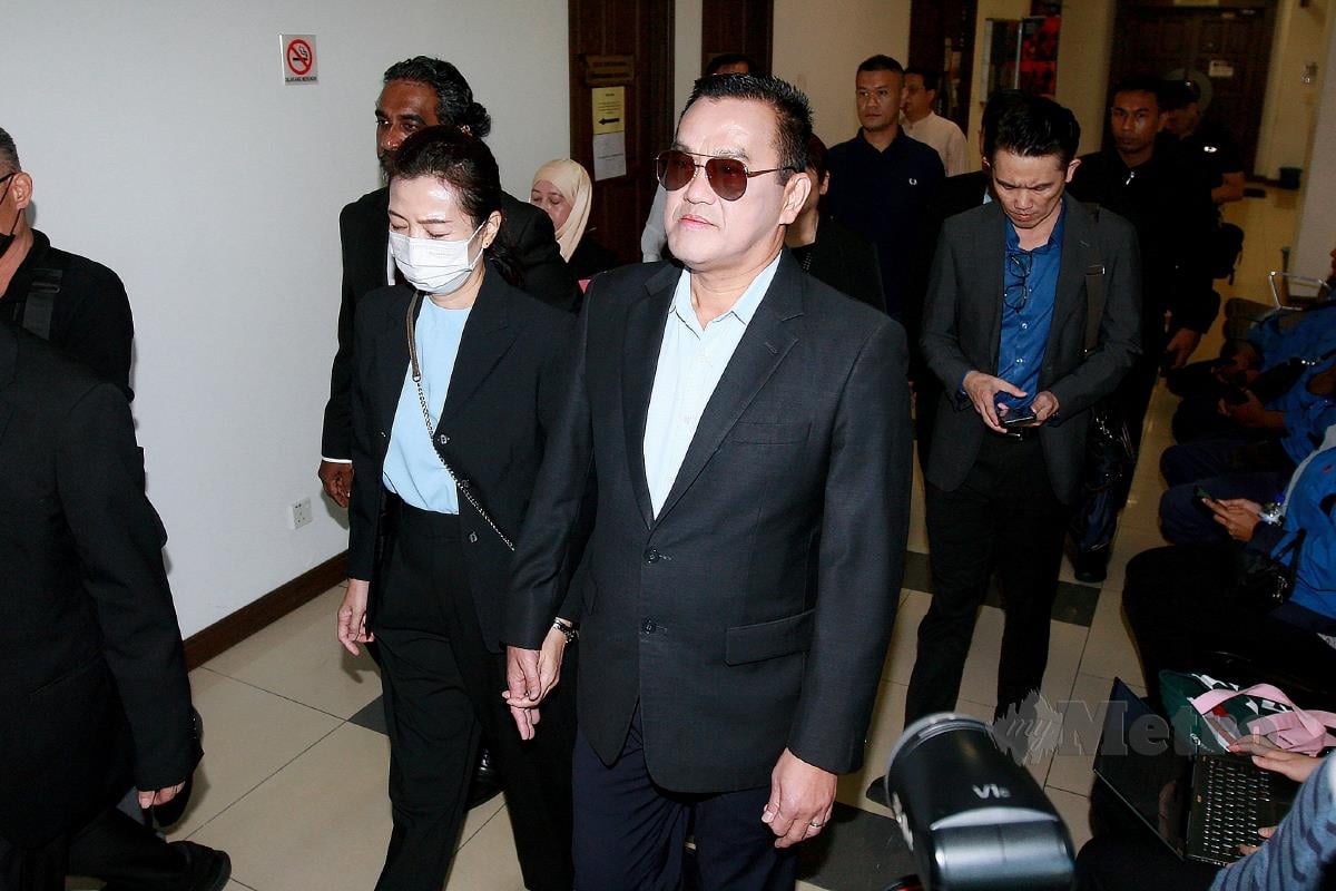 CHAI Kee Kan (kanan) dan Loh Siew Mui tiba di Mahkamah Majistret, Shah Alam. FOTO Faiz Anuar