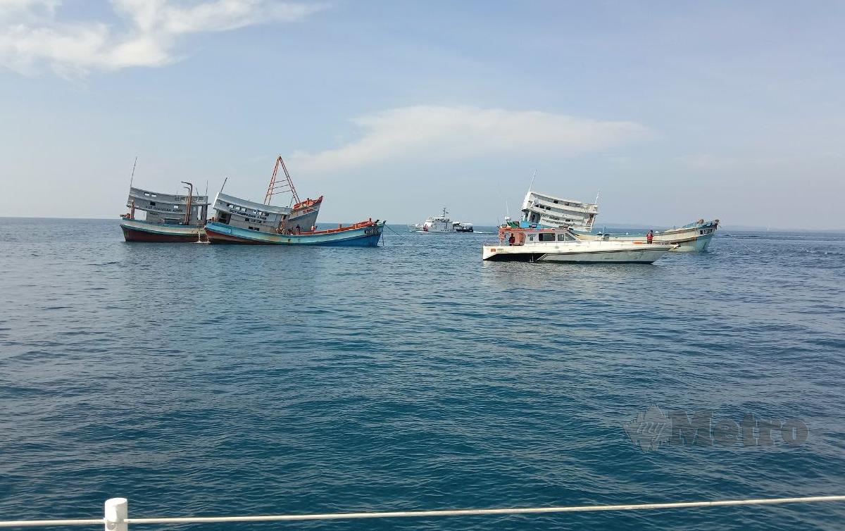 BOT nelayan Vietnam yang dilucut hak dan ditenggelamkan di perairan Pualau Kapas untuk dijadikan tukun. FOTO Nazdy Harun