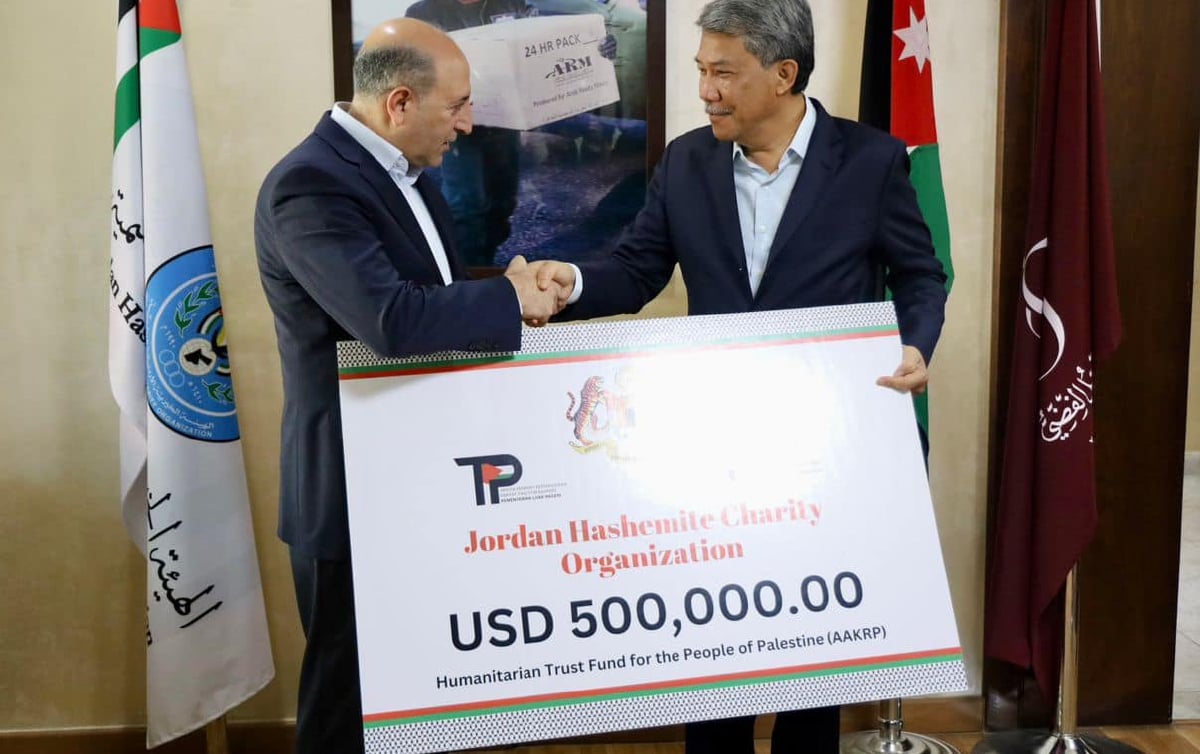 MOHAMAD Hasan (kanan) menyampaikan cek simbolik bernilai USD1,000,000 kepada JHCO dan KHCC. FOTO ihsan FB