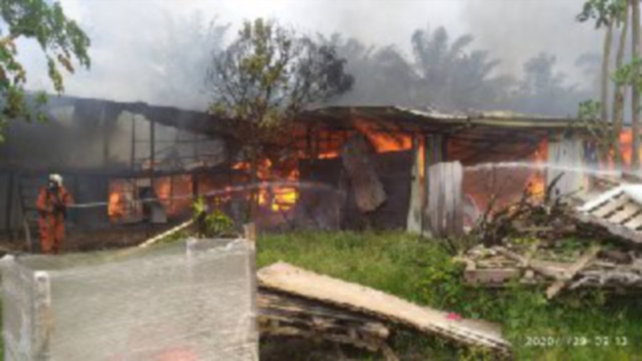 ANGGOTA Bomba dan Penyelamat memadamkan kebakaran melibatkan sebuah asrama pekerja di Parit Salam, Parit Yusof Darat, Semerah, Batu Pahat kira-kira jam 8.40 pagi tadi.  FOTO Ihsan Bomba