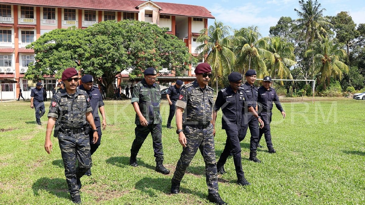 KETUA Polis Negara, Tan Sri Razarudin Husain meninjau penugasan warga Batalion 5 Pasukan Gerakan Am (PGA) Briged Tengah di Markas Taktikal (MARTAK) PGA Sungai Kores, Johor, hari ini. FOTO Ihsan PDRM