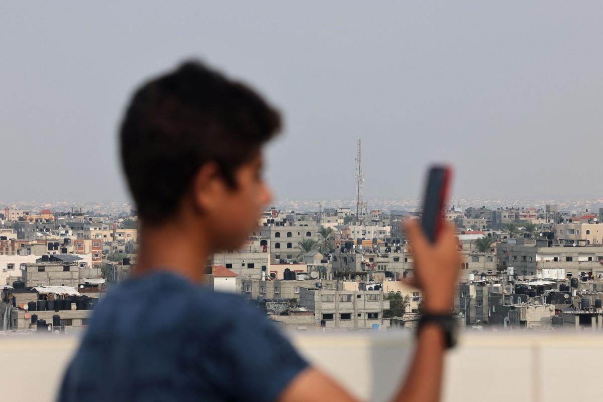 Antena menara komunikasi yang menyampaikan isyarat telefon dan internet di Rafah, di selatan Semenanjung Gaza pada 28 Oktober 2023, di tengah-tengah pertempuran berterusan antara Israel dan kumpulan Palestin Hamas. FOTO AFP