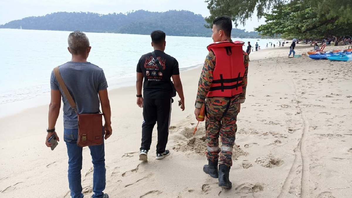 Anggota bomba menjalankan operasi pencarian kanak-kanak berusia 10 tahun yang dilaporkan hilang di Pantai Teluk Senangin, petang tadi. FOTO IHSAN BOMBA.