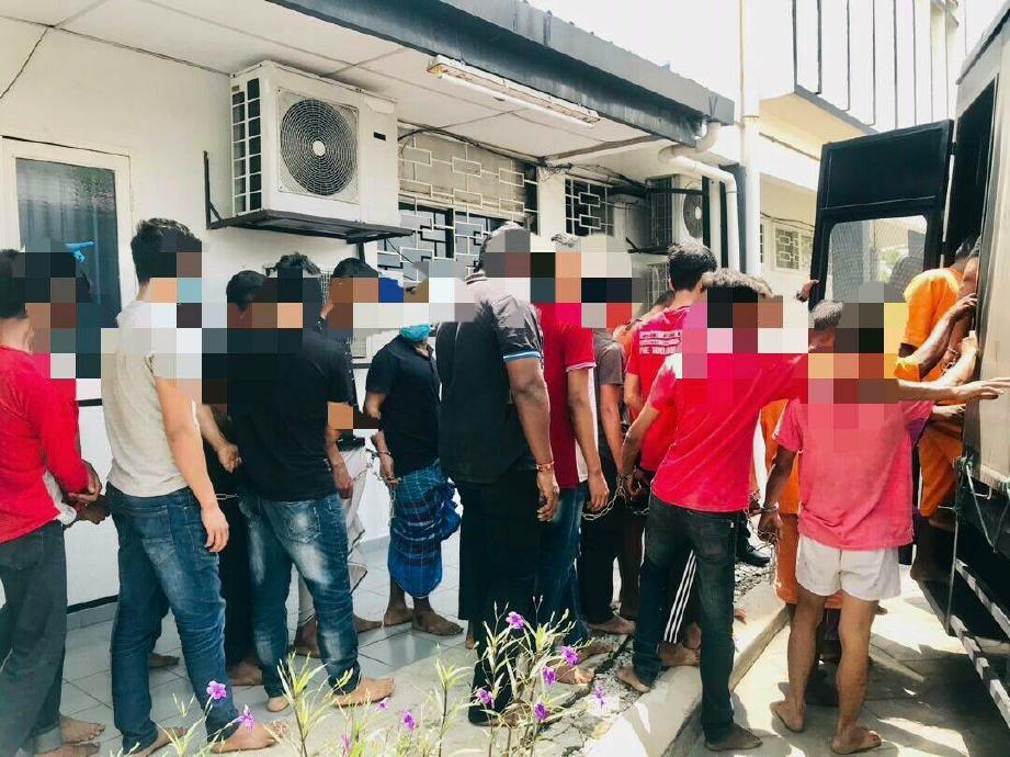 SERAMAI 12 warga asing antara 16 yang ditahan polis dalam tempoh satu jam kerana mengingkari Perintah Kawalan Pergerakan (PKP) di kawasan Klang UTARA. FOTO IHSAN PDRM