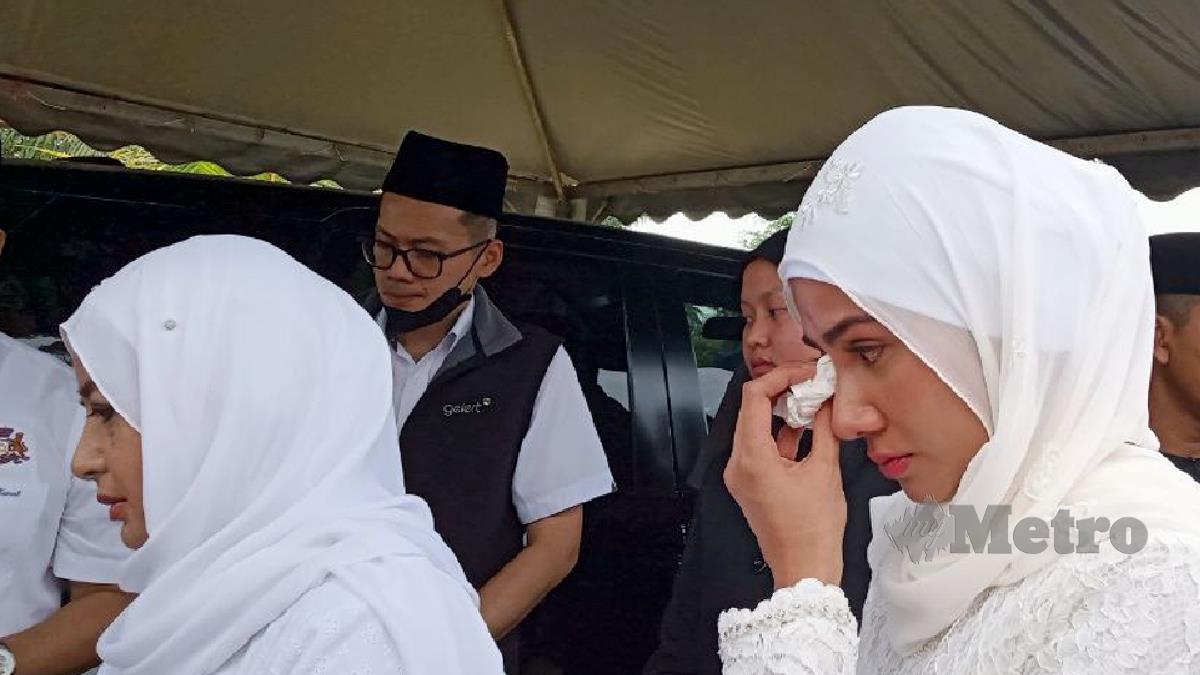 CHE’ Puan Besar Khaleeda Bustamam dilihat menitiskan air mata ketika menziarahi kubur kanak-kanak mangsa dera bersama Raja Zarith Sofiah. FOTO Ahmad Ismail