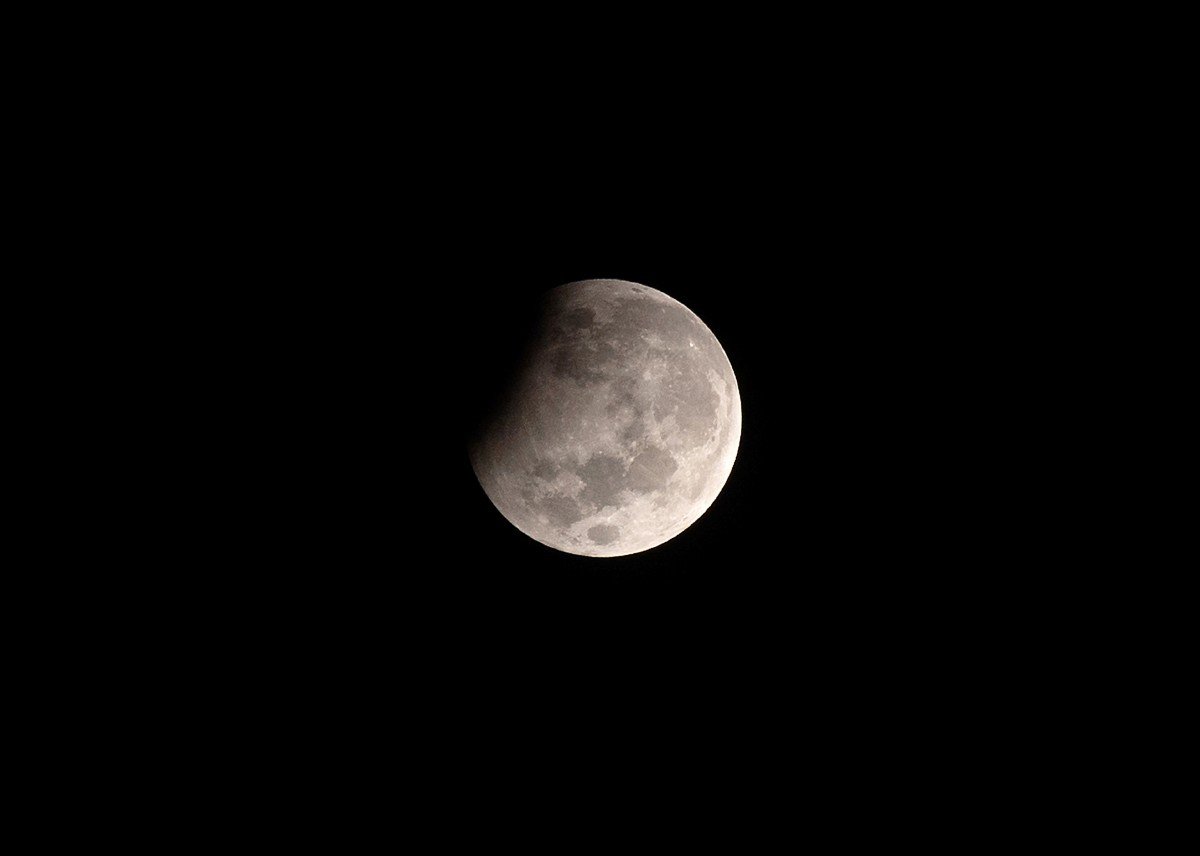 Pemandangan fenomena Gerhana Bulan Separa pada masa puncak (4.14 minit pagi) dirakam foto Bernama di Stesen Trigonometri Bukit Timbalai awal pagi tadi. FOTO BERNAMA