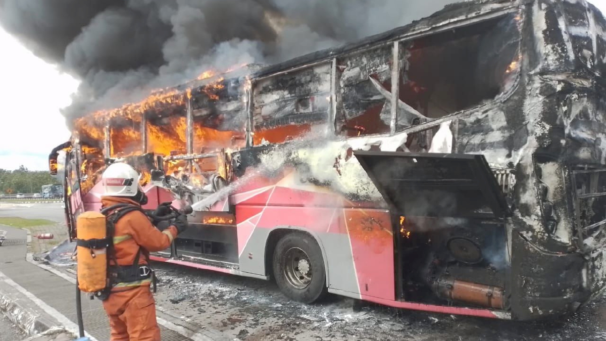 ANGGOTA bomba memadam kebakaran bas ekspres di Hentian R&R Ladang Bikam, petang tadi. FOTO Ihsan JBPM.