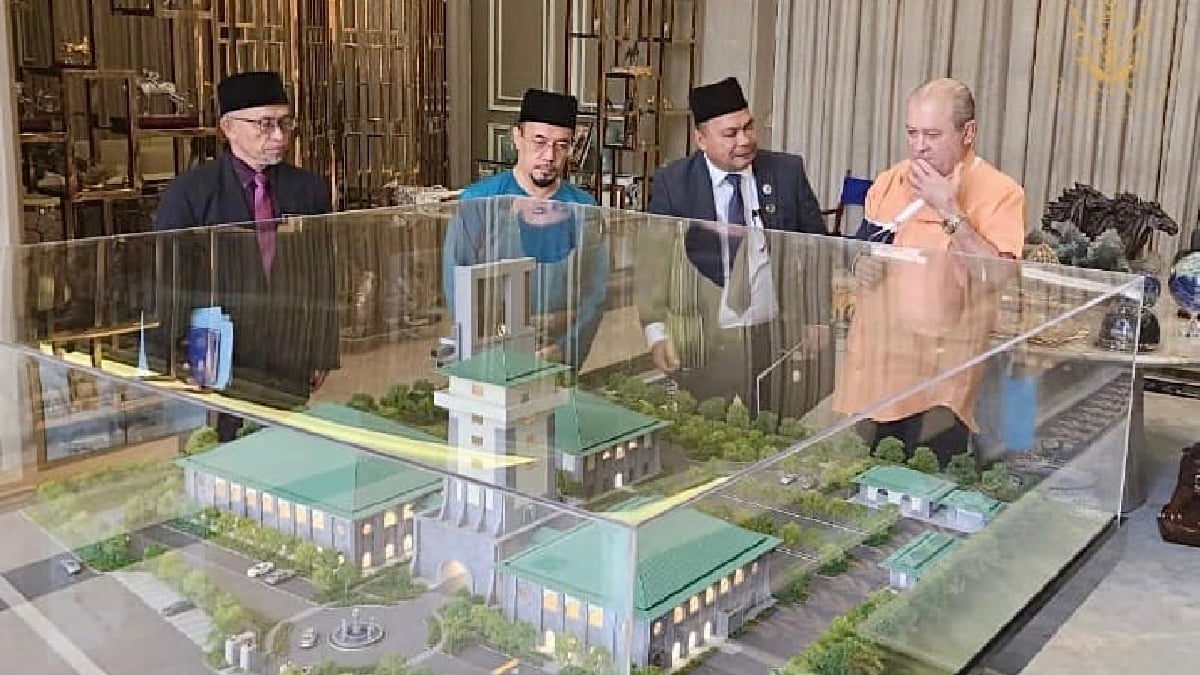 Sultan Ibrahim (kanan) meninjau model pembinaan Masjid Tunku Laksamana Abdul Jalil. Foto Ihsan Facebook Sultan Ibrahim Sultan Iskandar