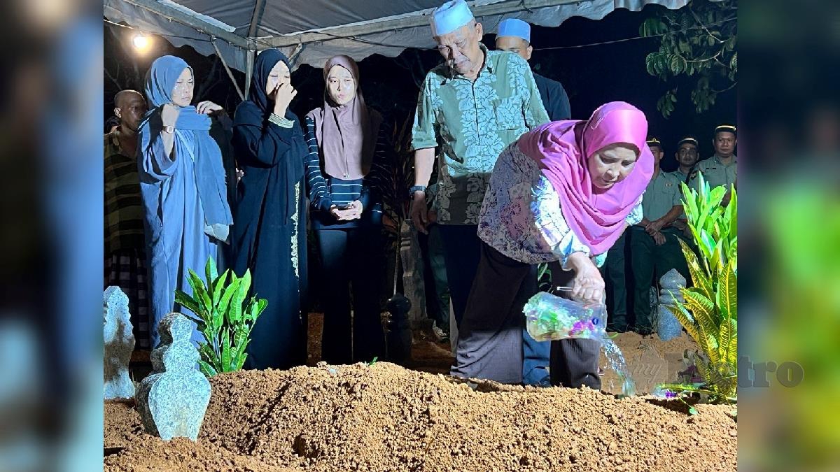 Ibu kepada Mohd Hafiz, Ruzita Zulkifli menyiram air mawar di kubur anaknya di Tanah Perkuburan Islam Masjid Al-Wajdi di Bukit Selambau. FOTO Adie Zulkifli