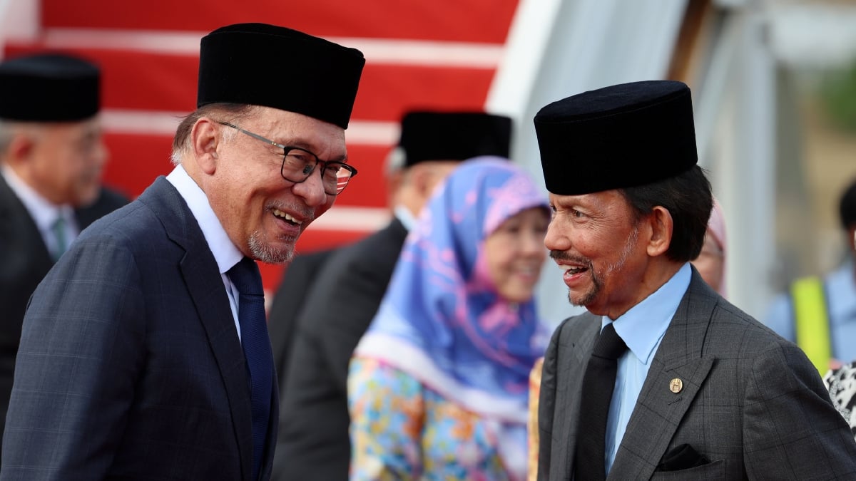 Datuk Seri Anwar Ibrahim menyambut ketibaan Sultan Brunei Sultan Hassanal Bolkiah di Pangkalan Udara Subang di sin, hari ini. FOTO BERNAMA