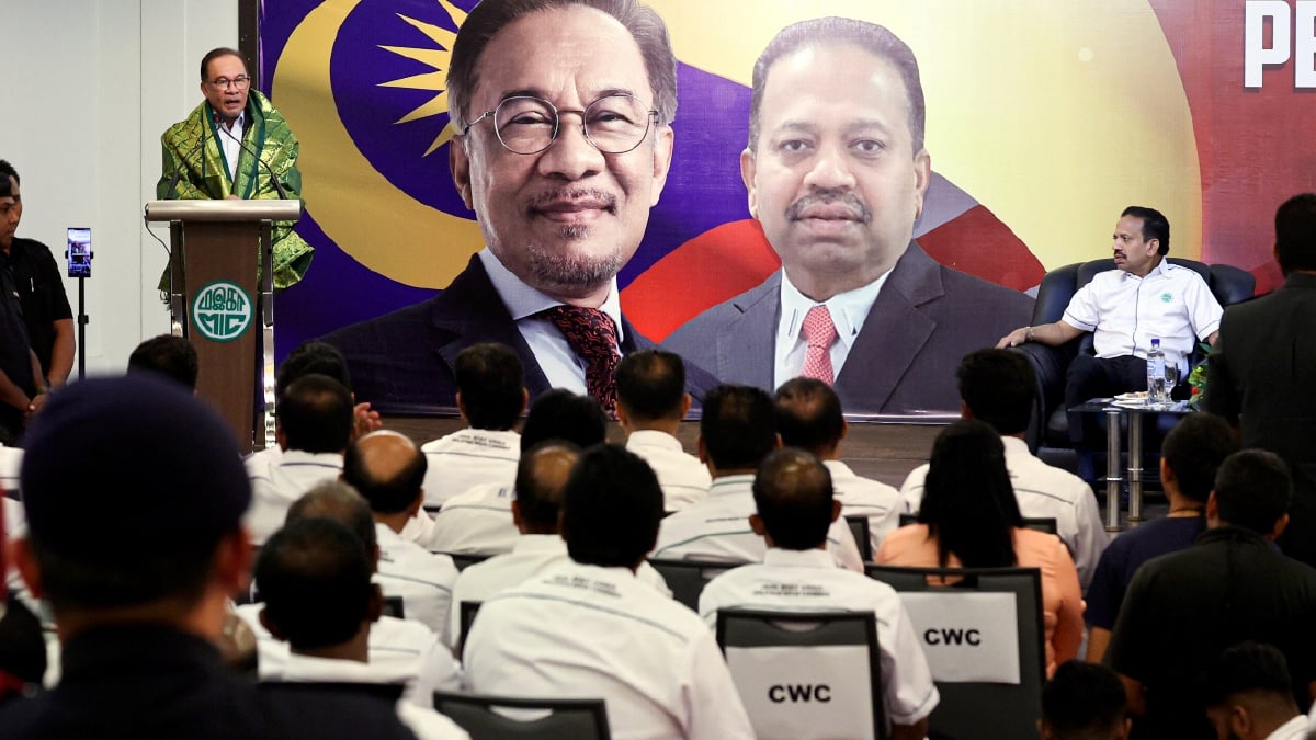 DATUK Seri Anwar Ibrahim menyampaikan ucapan pada Majlis Perjumpaan Khas bersama ahli parti MIC di Ibu Pejabat MIC hari ini. FOTO BERNAMA