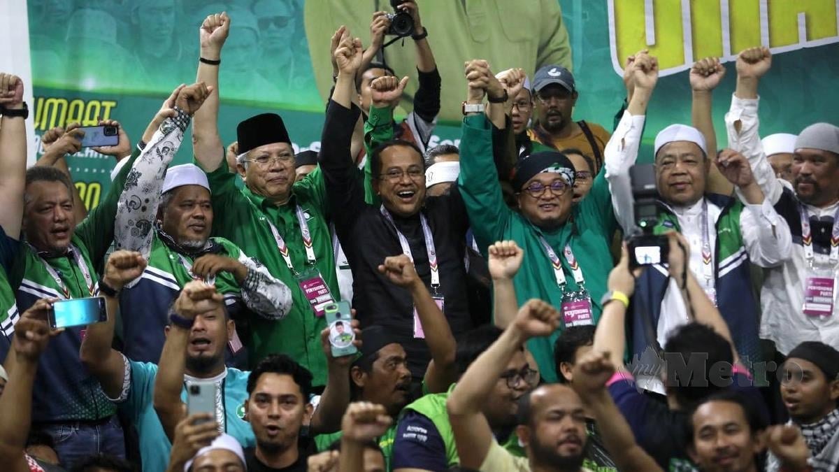 Calon PAS Parlimen Kemaman, Datuk Seri Dr Ahmad Samsuri Mokhtar meraikan kemenangan bagi Pilihan Raya Kecil (PRK) Parlimen Kemaman di Arena Square, Chukai. FOTO GHAZALI KORI
