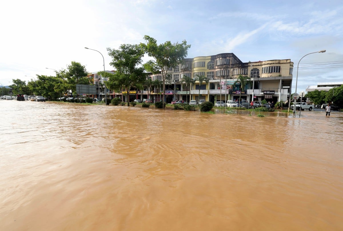 Situasi banjir di Pekan Penampang baru-baru ini. FOTO BERNAMA
