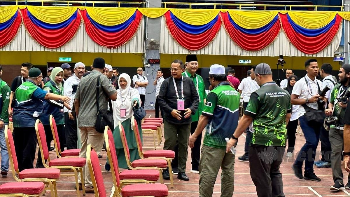 Datuk Seri Dr Ahmad Samsuri Mokhtar tiba di Pusat Penjumlahan Rasmi Undi Pilihan Raya Kecil (PRK) Kemaman bersama penyokongnya.