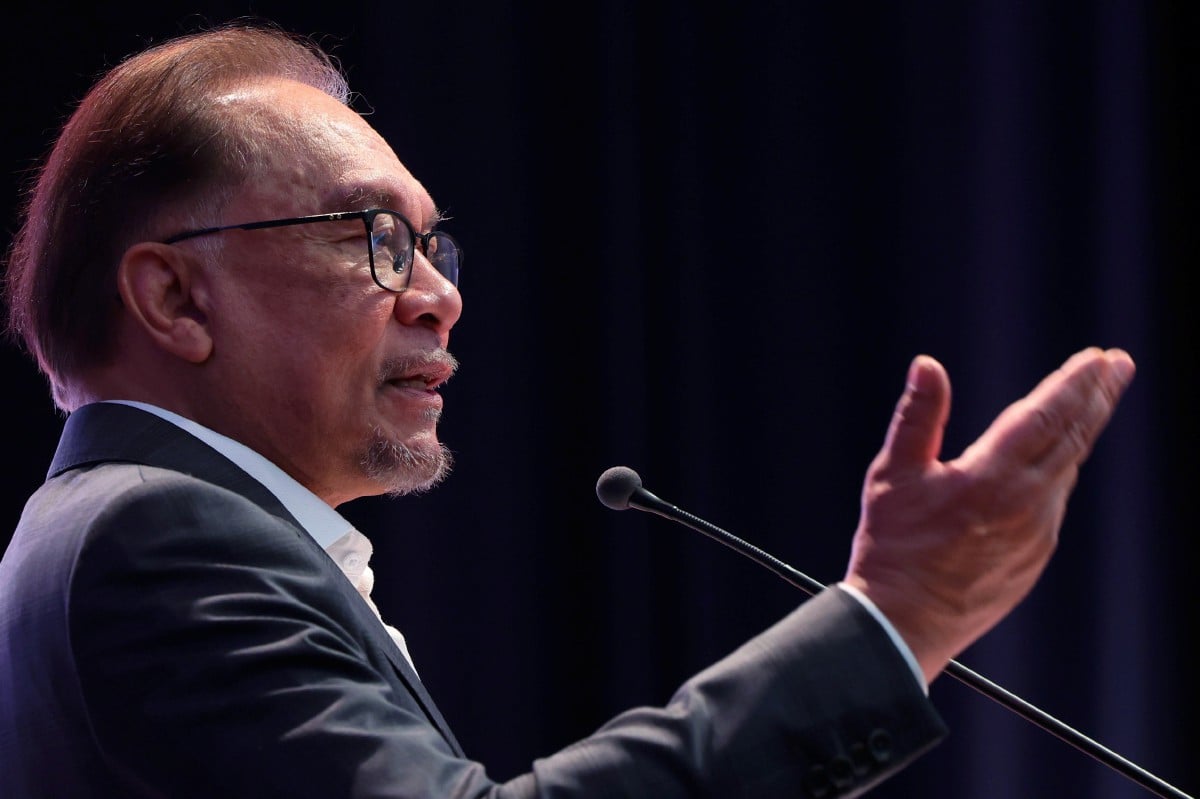 Perdana Menteri yang juga Menteri Kewangan Datuk Seri Anwar Ibrahim menyampaikan ucapan pada Majlis Perjumpaan Perdana Menteri bersama warga kerja Kementerian Kewangan hari ini. FOTO BERNAMA