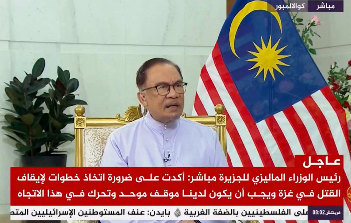 Perdana Menteri Datuk Seri Anwar Ibrahim bercakap pada sesi temu bual khas bersama Al Jazeera Mubasher, yang dirakam secara tangkap layar melalui siaran video di Facebook rasminya hari ini. FOTO BERNAMA