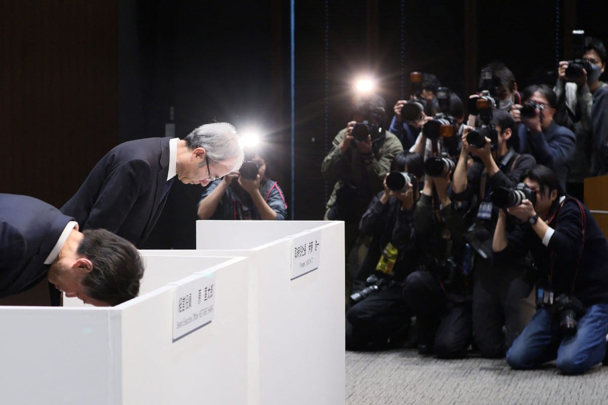 Presiden Toyota Industries, Koichi Ito (dua dari kiri) dan lembaga pengarah menundukkan kepala memohon maaf. - FOTO AFP