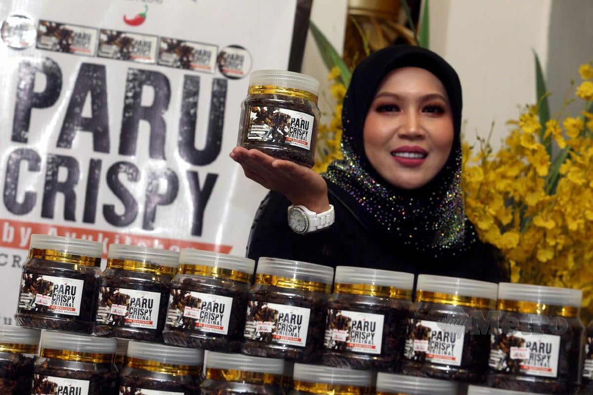 MAS Ayu menunjukkan produk Paru Crispy Original keluaran Ayukitchen di Bandar Puncak Alam. FOTO HAIRUL ANUAR RAHIM