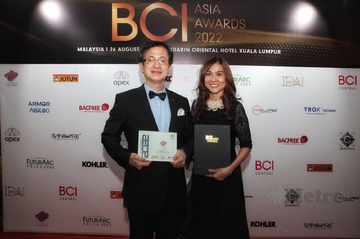  PENGARAH Eksekutif LBS, Datuk Seri Daniel Lim Hock Sing dan isteri, Datin Seri Catherine Wong di BCI Asia Awards 2022.