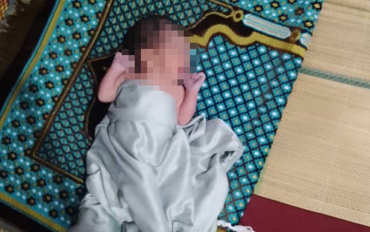 SEORANG bayi perempuan ditemui di ruang solat di Masjid Lubuk Kulit, dekat sini, pagi ini. Ihsan. FOTO ihsan IPD Lipis