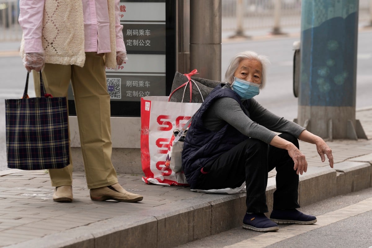 Seorang warga emas memakai pelitup muka di Chaoyang, Beijing. - FOTO AP