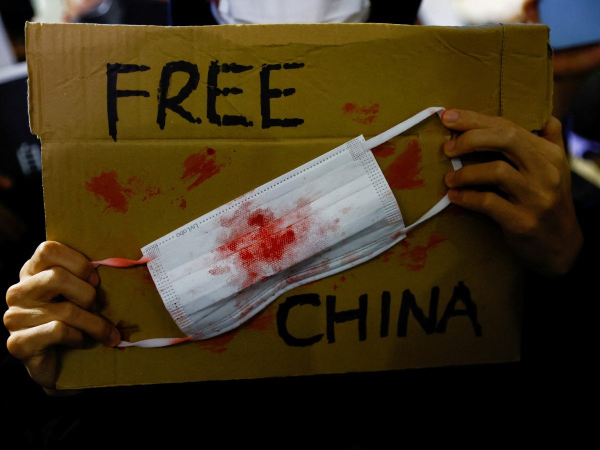 Penduduk menyertai protes terhadap sekatan pergerakan di China. - FOTO Reuters
