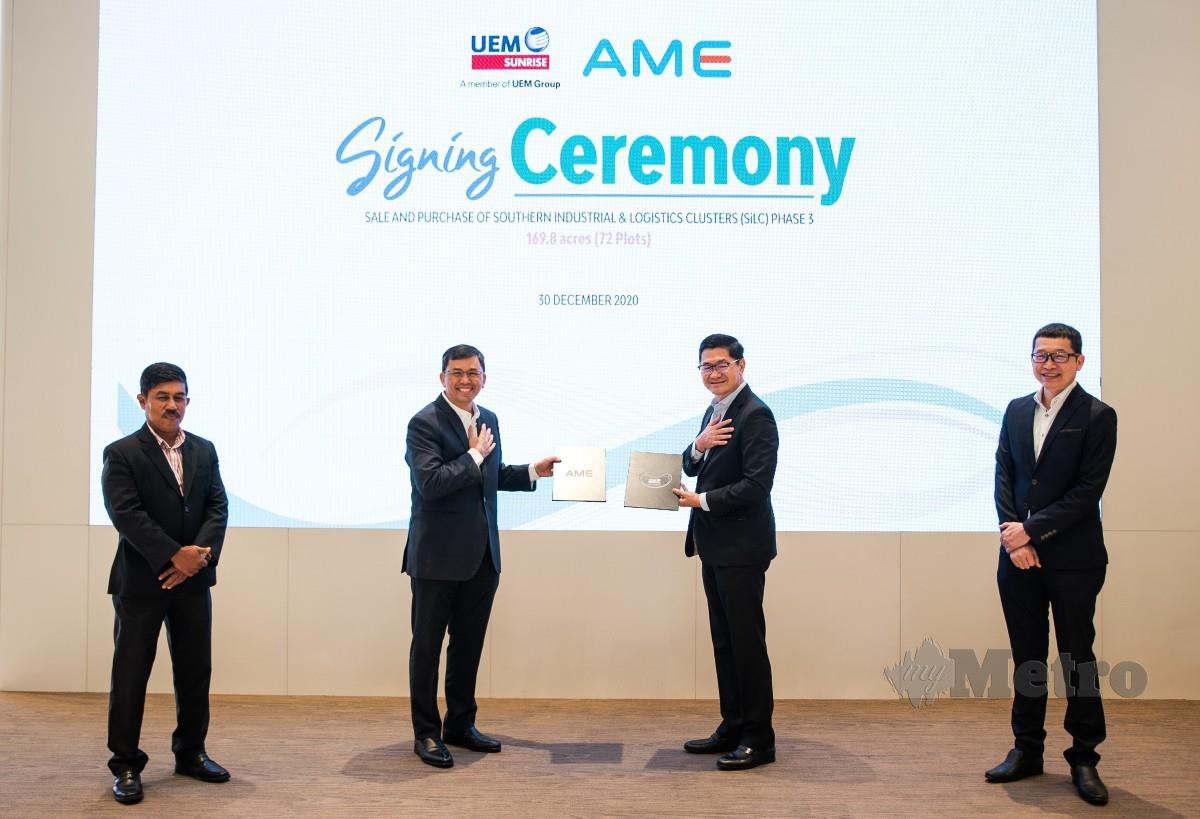 ANUAR (dua dari kiri) selepas pemeteraian perjanjian di antara UEM Sunrise dengan AME Elite Consortium Bhd (AME).