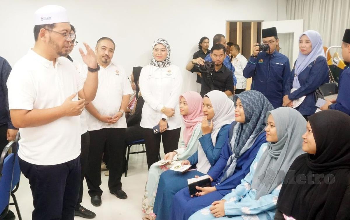 ZULKIFLI Hasan beramah mesra dengan pelajar yang menyertai Projek Tuisyen Rakyat Anak Kedah (PINTAR) di sini, hari ini. FOTO Noorazura Abdul Rahman