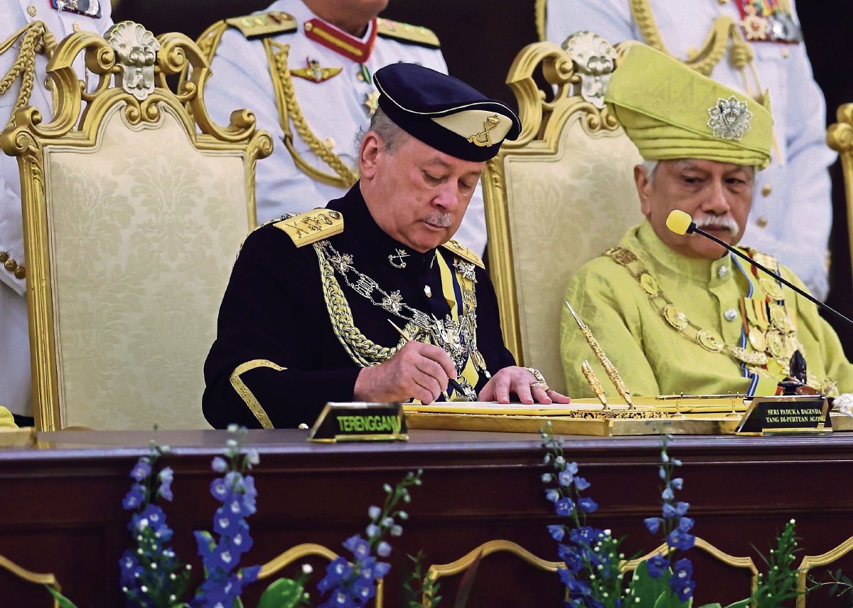 SULTAN Ibrahim menandatangani Surat-surat Perisytiharan Memegang Jawatan sebagai Yang di-Pertuan Agong ke-17.