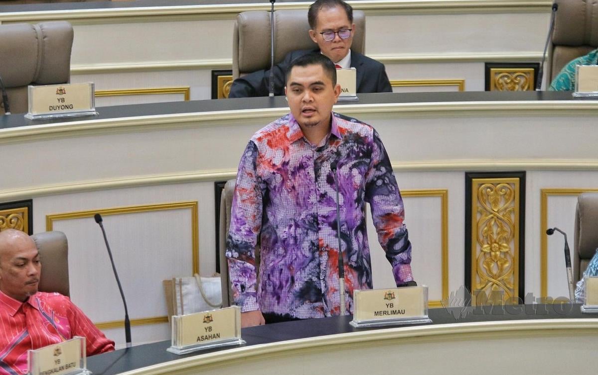 AKMAL Saleh menjawab soalan lisan di Persidangan Dewan Undangan Negeri Melaka, hari ini. FOTO Amir Mamat