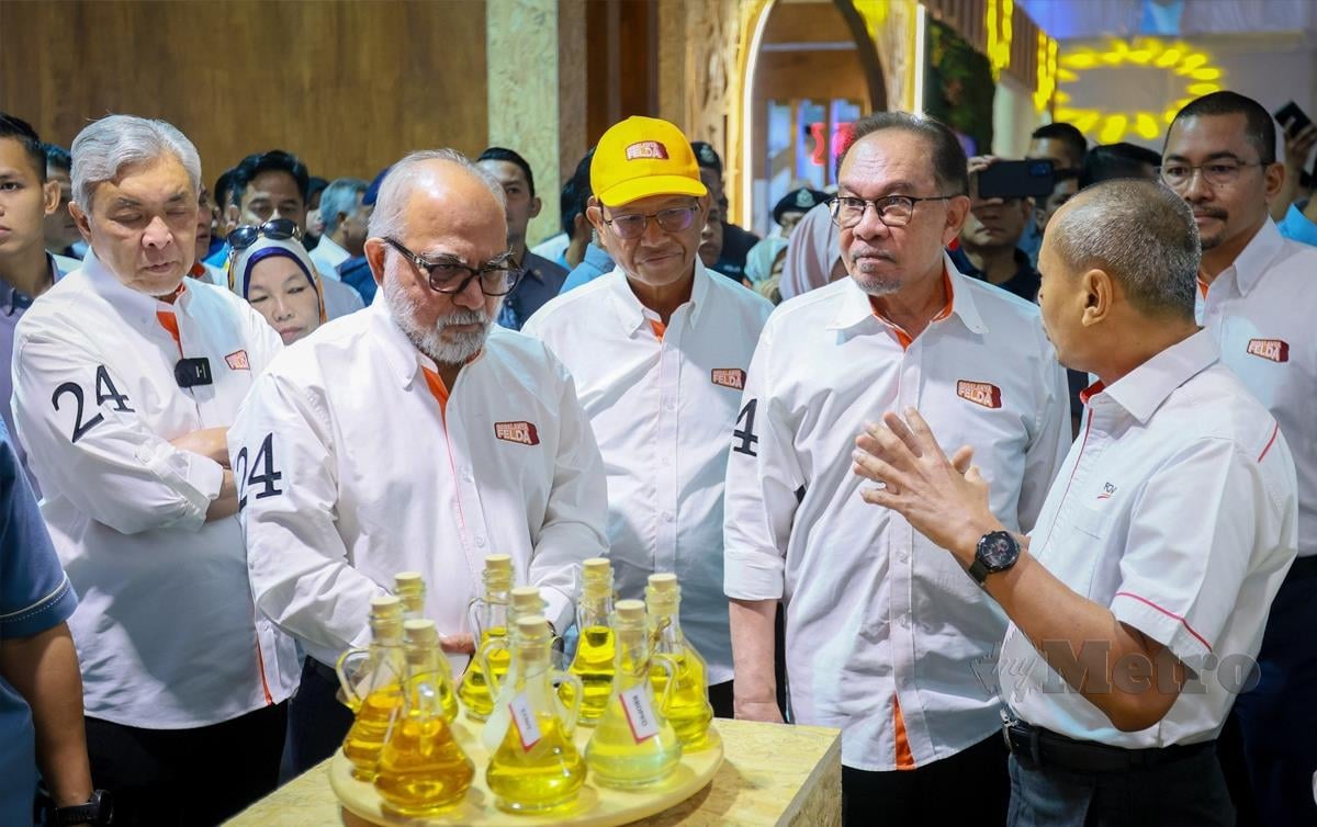 ANWAR melawat ruang pameran pada sambutan Hari Peneroka FELDA 2024. FOTO Asyraf Hamzah