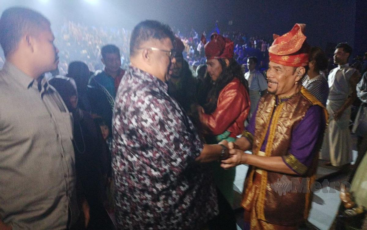 AB Rauf (batik) ketika pada sambutan Melaka Heritage Festival 2024 sempena sambutan ulang tahun ke-16 Melaka Bandaraya Warisan Dunia – UNESCO 2024. FOTO Abu Bakar