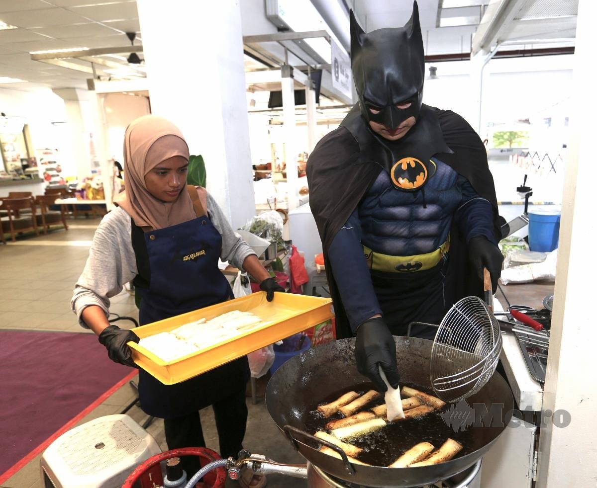 FAIZ bersama isteri beliau Nik Aishah Nik Wahab pakai maksot Batman cari rezeki jual makanan di Mayang&Lakeview, Putrajaya FOTO Amirudin Sahib