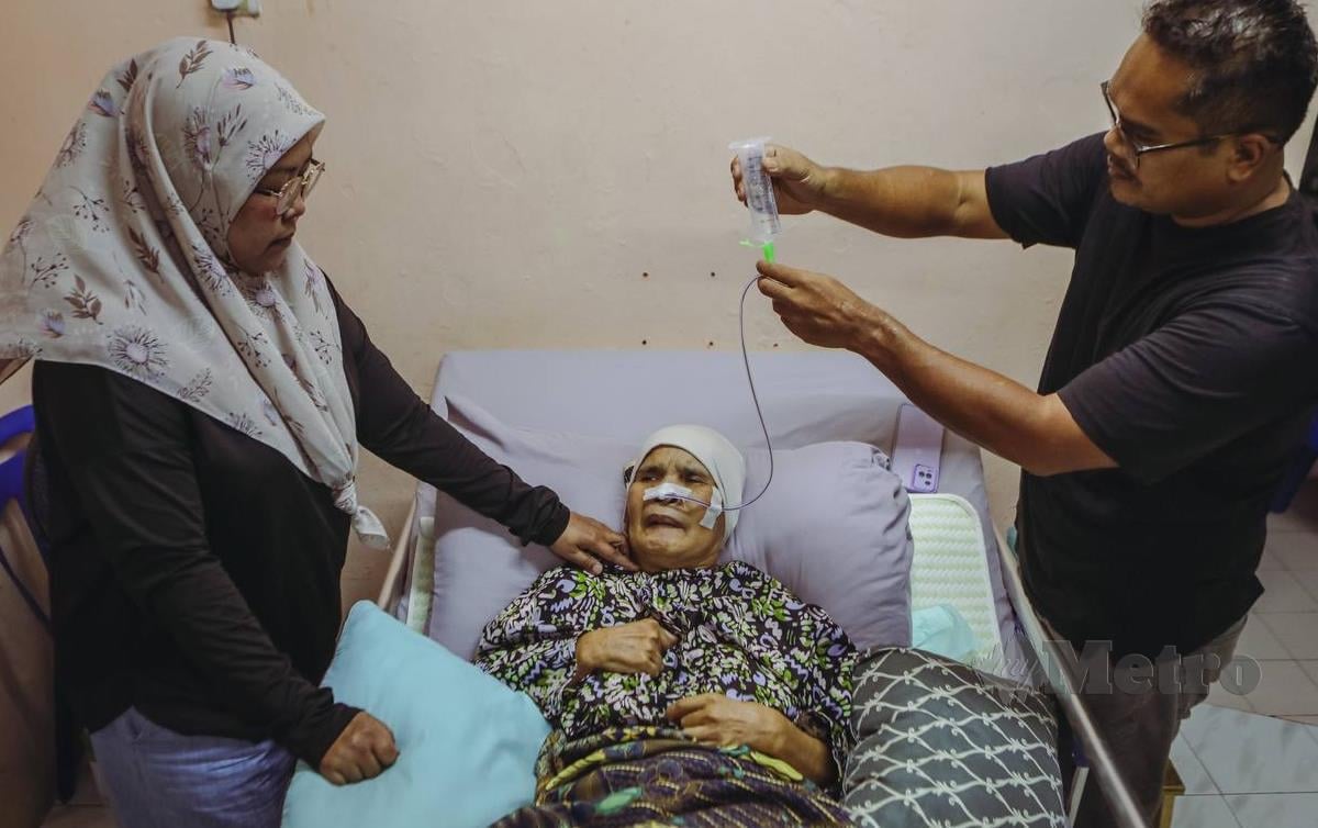 FITRI bersama isteri yang juga penghidap talesemia ketika menguruskan ibu Jamilah, yang menghidap penyakit sawan, alzheimer dan saraf. FOTO Luqman Hakim Zubir