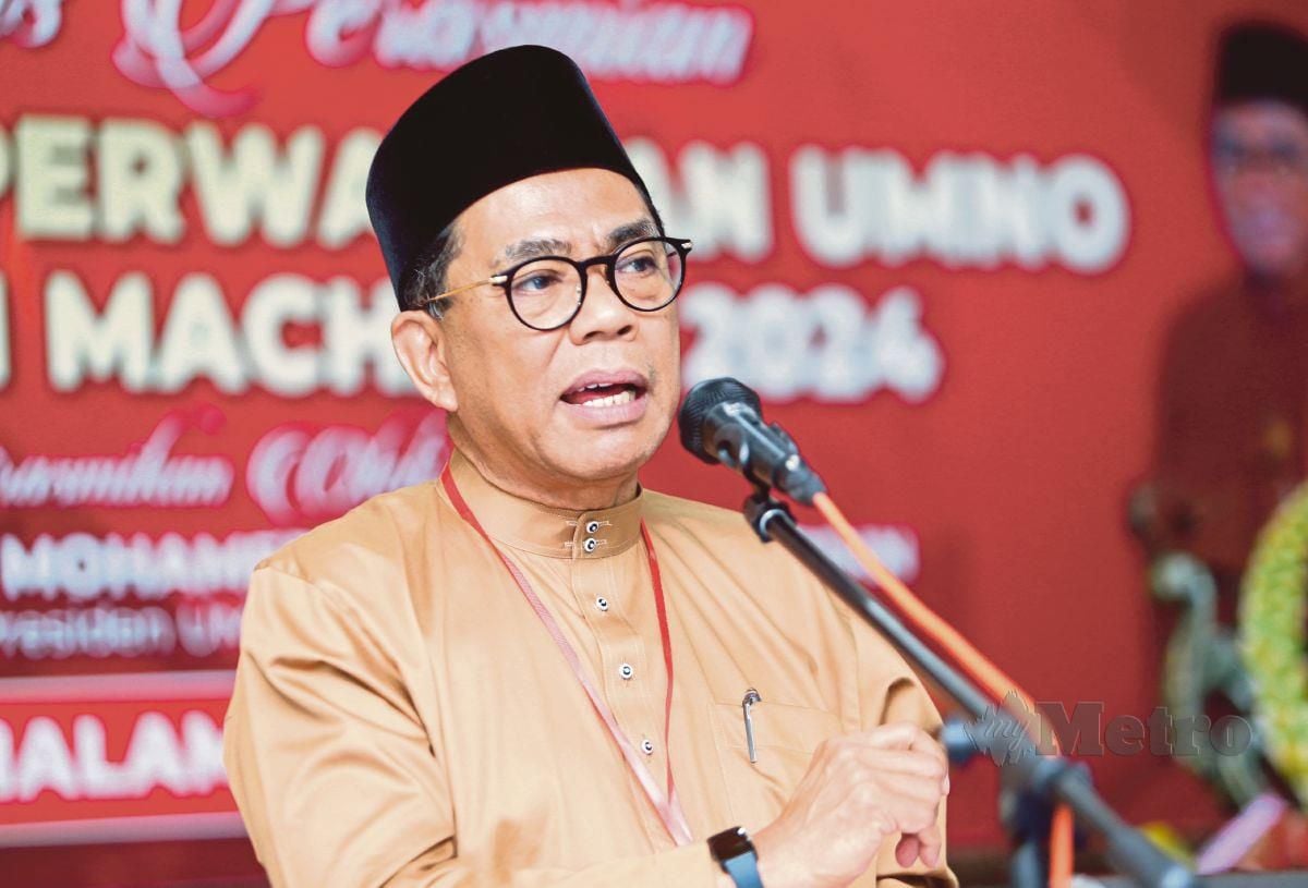 KHALED Nordin menyampaikan ucapan ketika hadir Mesyuarat Perwakilan UMNO Bahagian Machang di Pusat Transformasi Ilmu, Bukit Tiu. FOTO Nik Abdullah Nik Omar