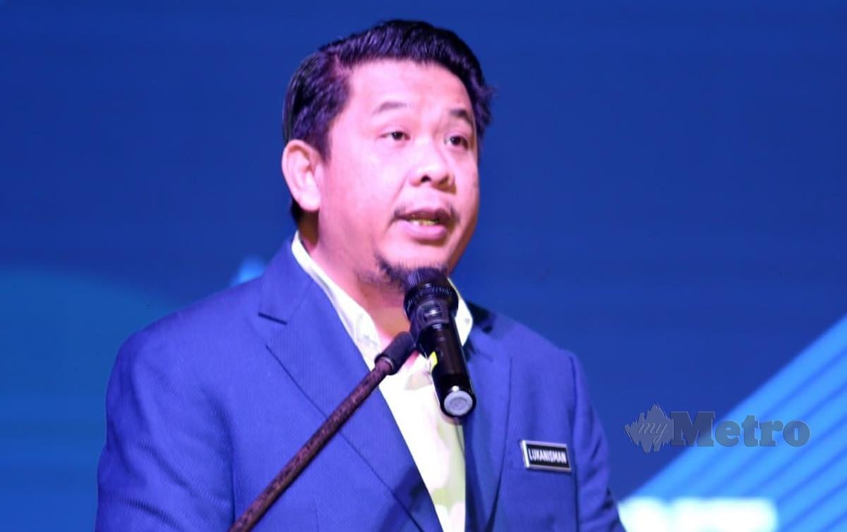 LUKANISMAN Awang berucap pada majlis perasmian Kongres ASEAN ke-13 dan Kongres Penjagaan Kesihatan Perak ke-10 di Ipoh. FOTO L Manimaran