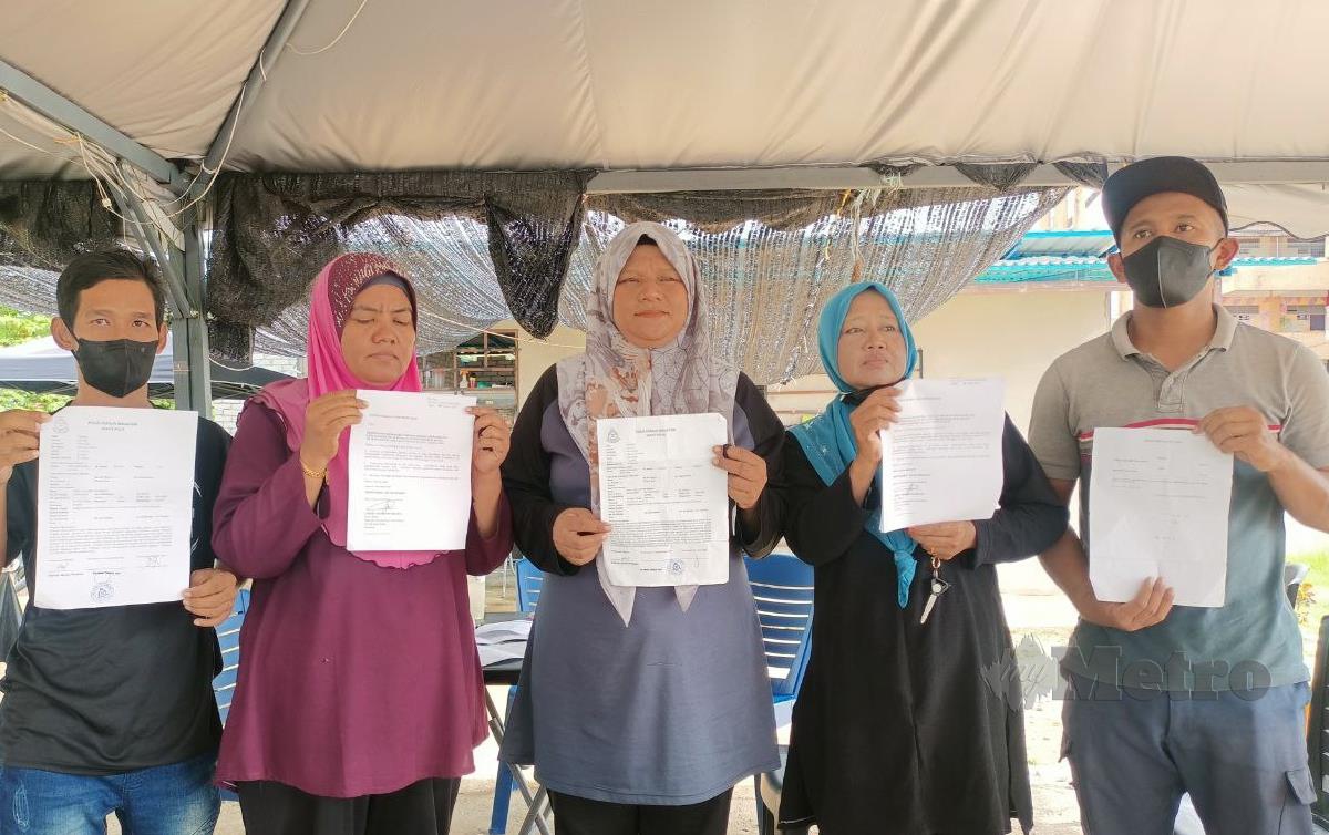 SEBAHAGIAN pekerja perkhidmatan kebersihan di empat sekolah rendah di Kota Bharu. FOTO Siti Rohana Idris