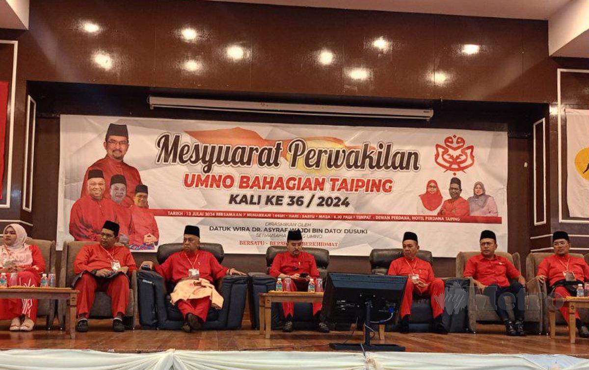 ASYRAF Wajdi (tengah) bersama kepimpinan dan perwakilan UMNO Bahagian Taiping, hari ini. FOTO Muhammad Lokman Khairi