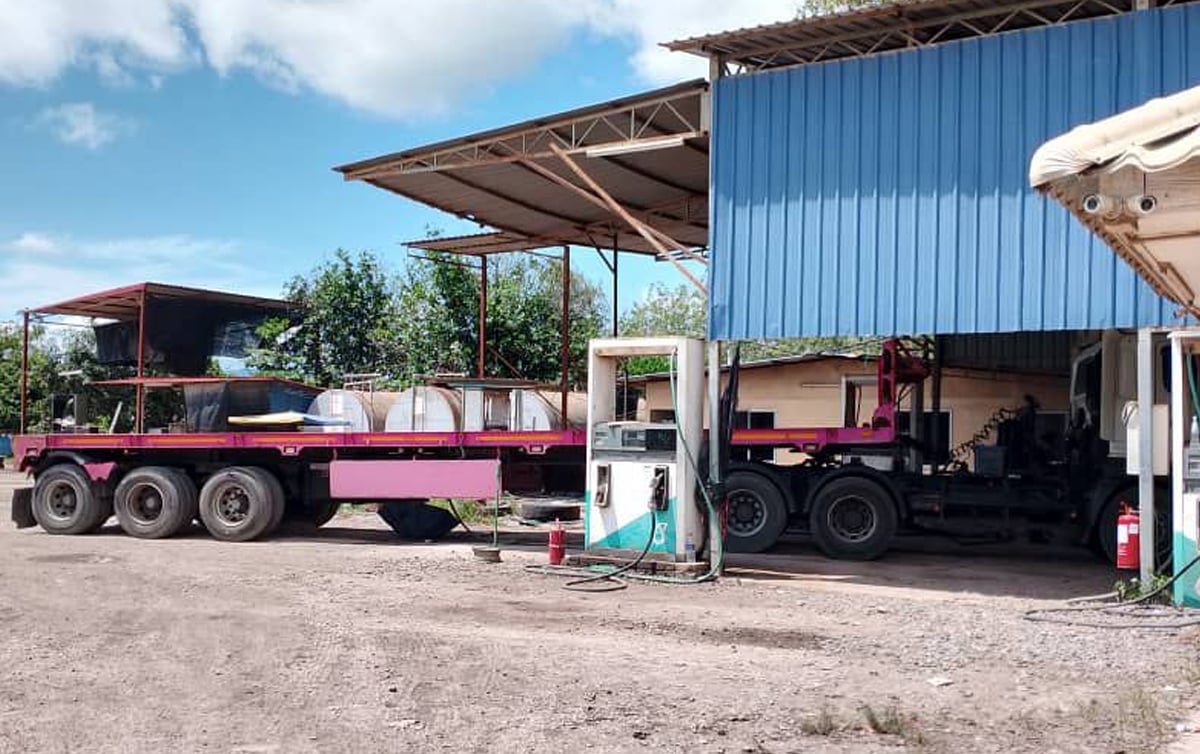 SEBUAH gudang yang diserbu kerana disyaki menyeleweng minyak diesel secara haram di Kawasan Perindustrian Bukit Kayu Hitam. FOTO ihsan KPDN
