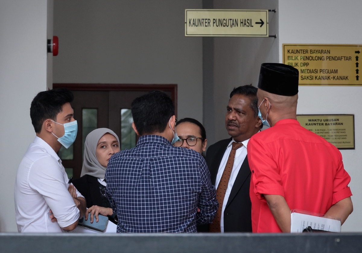 HAFIDZ Roshdi (kiri) hadir di Mahkamah Majistret Kuala Kubu Bharu hari ini. FOTO Bernama